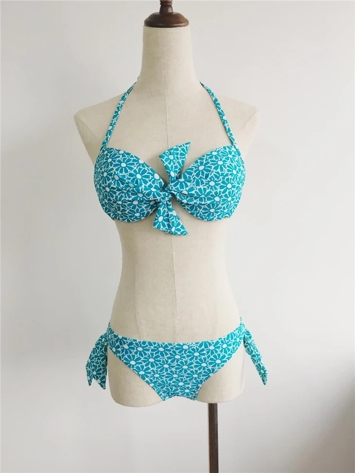 Conjunto de biquíni com gravata borboleta e gravata lateral floral