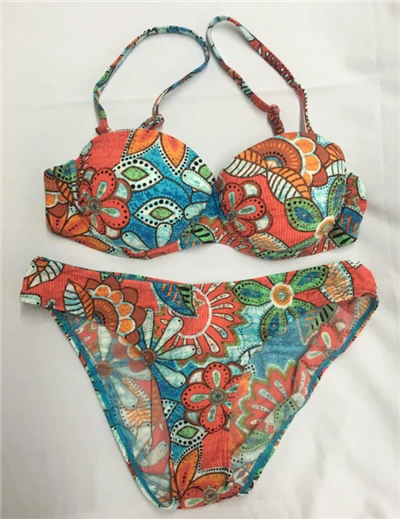 Traje de banho boêmio floral com armação de duas peças