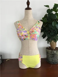 Biquíni aquarela floral com babados e decote em V
