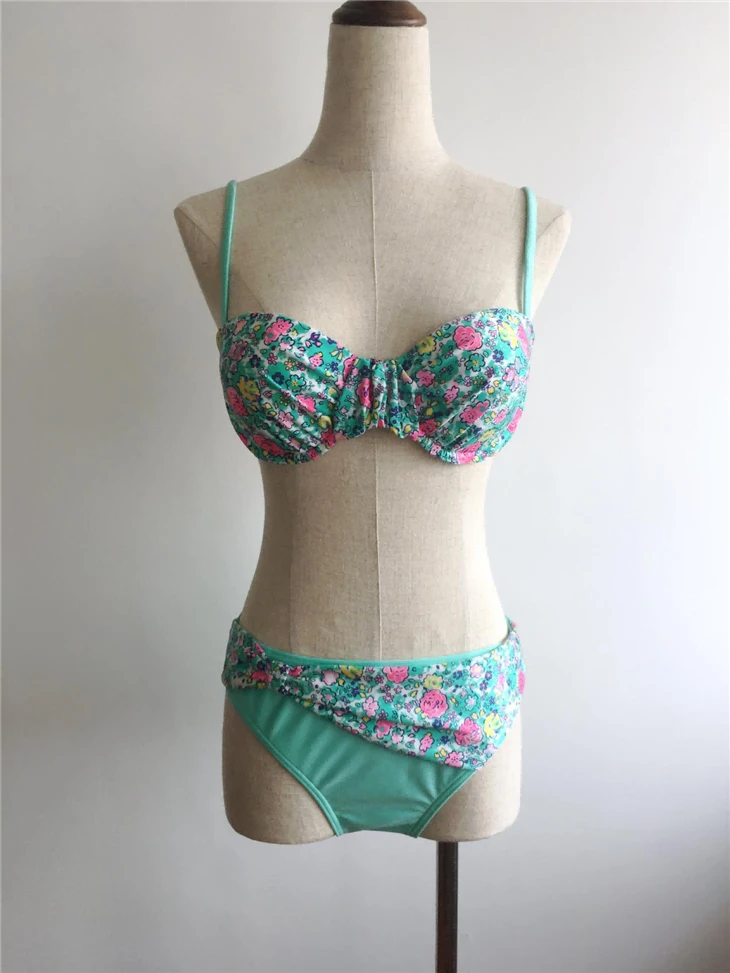 Traje de banho floral contrastante com cintura torcida
